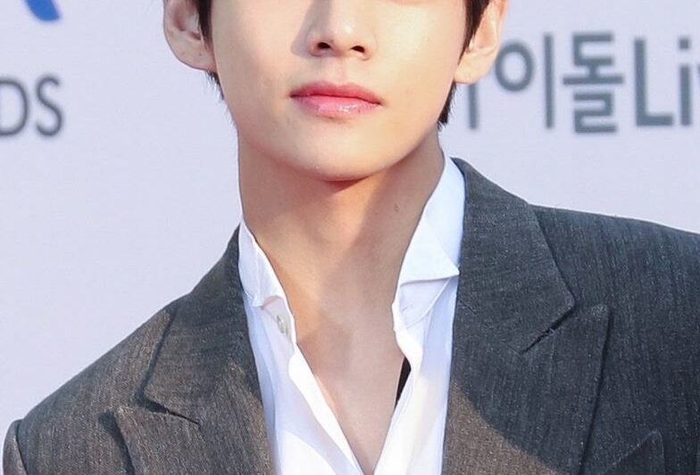 V BTS Puncaki Representasi K-Pop di 100 Most Handsome Faces of 2025, Fans Pecah!